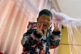 4岁的儿子在幼儿园学会生活自理了，现在都能自己穿衣服裤子了！视频封面