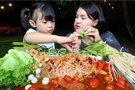 泰国美食博主塔米美食频道欢迎您，今天带女儿一起吃泰式三文鱼视频封面