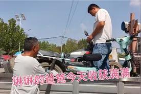 琳琳的爸爸今天收了几个大件，让琳琳和老杜去帮忙。心疼爸爸视频封面