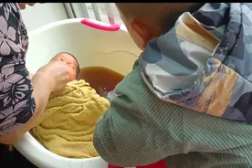 哥哥给妹妹洗澡澡咯视频封面