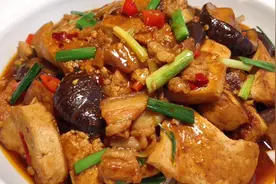 厨师长教你砂锅豆腐的家常做法，步骤详细，鲜香嫩滑下酒又下饭视频封面
