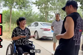 回到关中，轮椅夫妻依然似亲人，热情网友见到海哥很激动视频封面