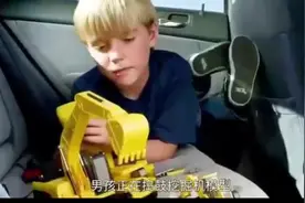 小男孩开挖掘机视频封面