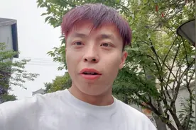 两个同学结婚，小辉在外地不能参加，发红包表心意，祝新婚快乐