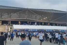 就这主场他能不赢？看看大连人队这主场气势，场外就这样了视频封面