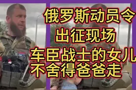 小女孩依依不舍的抱着爸爸哭泣，孙露一首《离别的车站》伤感催泪视频封面