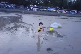 一岁半宝宝第一次到海边玩，刚开始的不敢下，到最后的不情愿上岸