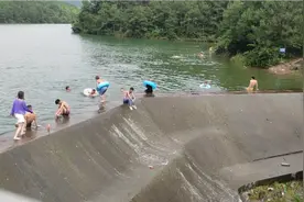 为什总有一部分男同胞洗澡不脱裤子？？？？视频封面