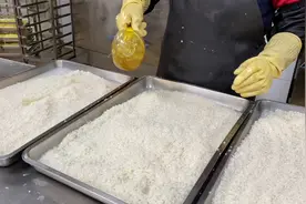 食堂里的蒸米饭很多人都做不好，看完视频你就知道了