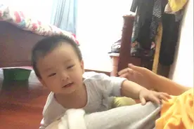 10个月宝宝已经会站几秒钟了，老是想自己站力，这样可以放手吗视频封面