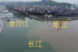 宜宾的三江汇合处，江水呈现两种颜色，一清一浊互不相融！