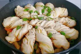 焖饼子这样做，菜和主食一锅出，鲜香入味，做法简单省时又省力
