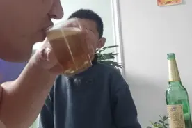 儿子给我倒酒真高兴，等以后养不起爸爸了往酒里放点药爸一定喝。视频封面