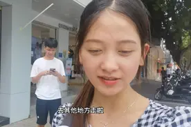 小林放假带弟弟逛街，直言真烧钱，高180，120斤太瘦，不好挑衣服视频封面