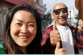 工人下夜班，洗完澡回市区吃饭，巧遇老板搞活动吃面送肉，真开心