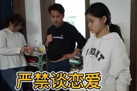 父亲告诫俩姑娘，搁学校严禁谈恋爱，一旦被发现，挨打肯定跑不掉