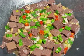 大厨教你“烧猪血”的家常做法，滑嫩入味，简单易学，先收藏了视频封面