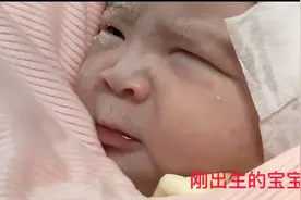 来月子中心看小姐姐给我家爱笑的新生宝宝洗澡、按摩全过程视频封面