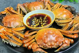 蒸螃蟹只放姜片是大错！大厨教你正确方法，蟹黄又香又红，真鲜美