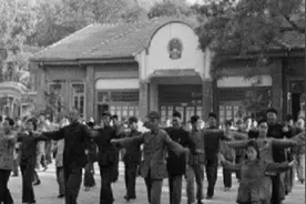 1971年全国推广第五套广播体操，受到群众欢迎