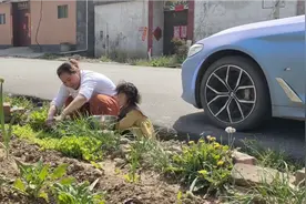 自己种的韭菜做鸡蛋韭菜饺子吃，凯哲还不忘让爷爷先吃视频封面