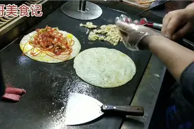 地摊特色小吃鸡柳饼，烤冷面手抓饼，3种小吃制作过程看看怎么样视频封面