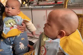 7个半月的双胞胎兄弟吃饭，弟弟吃出来表情包？😂视频封面