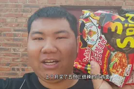 上次买的三倍辣火鸡面还剩三包，今天用小米辣炒一下，味道真好视频封面