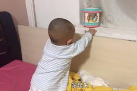 八个月的宝宝，一到晚上特别精神，想着办法拿东西，就是拿不到😄视频封面