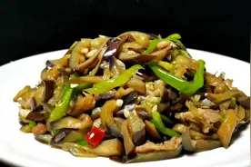 家常炒茄子丝，加上这一步，茄子不发黑不吸油，营养美味又下饭