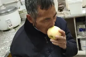 全口活动假牙能不能啃苹果，大爷吃完后，难以卸下来！视频封面