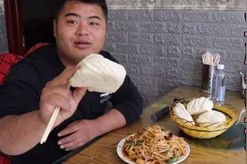 建筑工人下馆子吃午饭，4个馒头配一份炒豆皮，这顿才花12元视频封面
