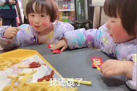 爸爸带着三个女儿去游乐园，一个人忙前忙后，老三只顾玩尿裤子了视频封面