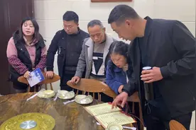 到了广西先跟一个团，在大口吃肉大瓶喝酒！广西的广场舞是鼓掌视频封面