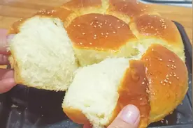 在家做面包，不用揉出手套膜，也不用黄油，松软香甜，家人都爱吃