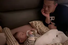 青生病输了液不能喂母乳，一一不哭不闹喝奶粉，夫妻俩很是欣慰视频封面
