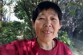 傻大姐创造的诗歌《一片落叶也能飞向远方》视频封面
