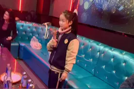 女孩为何掂脚尖