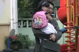 父亲意外得知女儿的血型与自己不和，拿到DNA报告后，崩溃了视频封面