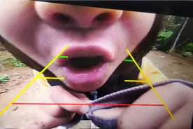 今天倒车摄像头粘灰尘了看不清，叫女儿去擦一下，意外拍下这一幕视频封面