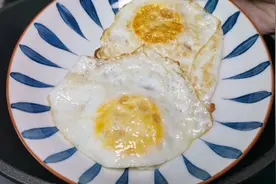 原来酒店大厨是这样煎荷包蛋的，难怪不会破皮，营养更鲜嫩