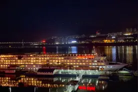 停泊在万州港的黄金5号游轮灯火通明，万吨游轮慢慢驶离港口视频封面