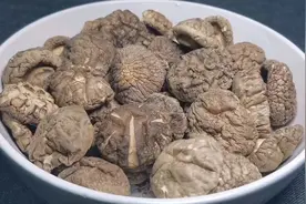 泡发干香菇最忌用清水，等于吃虫卵，教你正确做法，只要三分钟视频封面