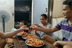 阿锋跟发小兄弟小聚，蟹钳大虾鱿鱼油焖一小锅，海鲜配酒快意人生视频封面