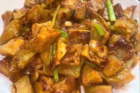 家常烧茄子这么做出来少油健康软糯鲜香，家里老人小孩都爱吃！