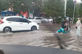 内蒙临河突然下的暴雨， 坐到公交车上 ，  看各个街道的积水情况视频封面
