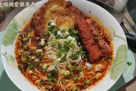 尧妈下了红油挂面，配上煎鸡蛋，火腿，做法简单，老公吃的美滋滋视频封面