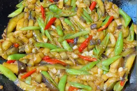 厨师长教你辣椒炒茄子的家常做法，步骤详细，鲜香微辣下酒又下饭