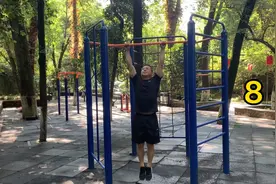 悬垂举腿练腹肌，不出半年，腹肌一块变八块，看看你能做多少个？