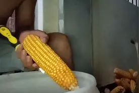 一把螺丝刀，麻起包谷简单又轻松并且不伤手指。